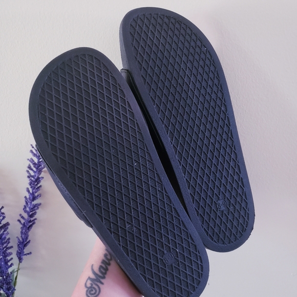 Old Navy Canada Slides - 8 - 9 - Picture 6 of 8